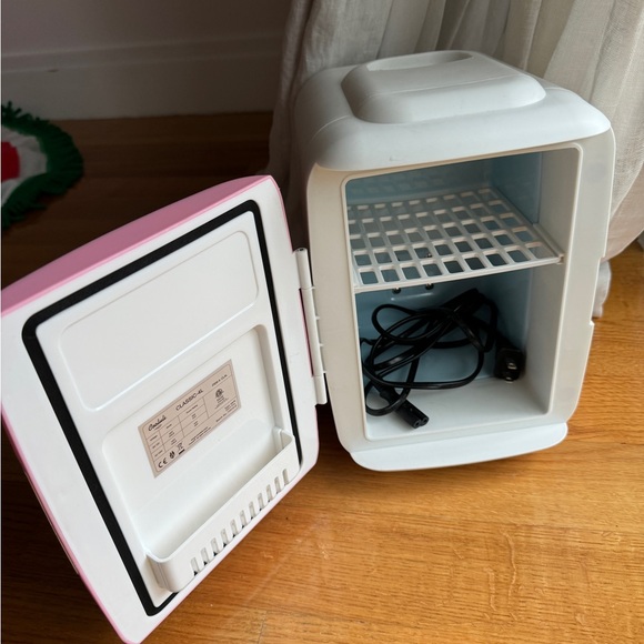 Cooluli Beauty Fridge - Picture 2 of 4